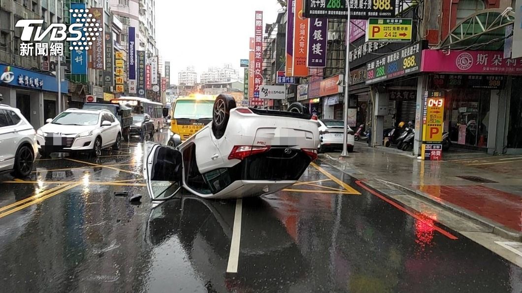 小轎車暴衝擦撞2車翻覆　駕駛乘客跑光光…原來車上藏這東西