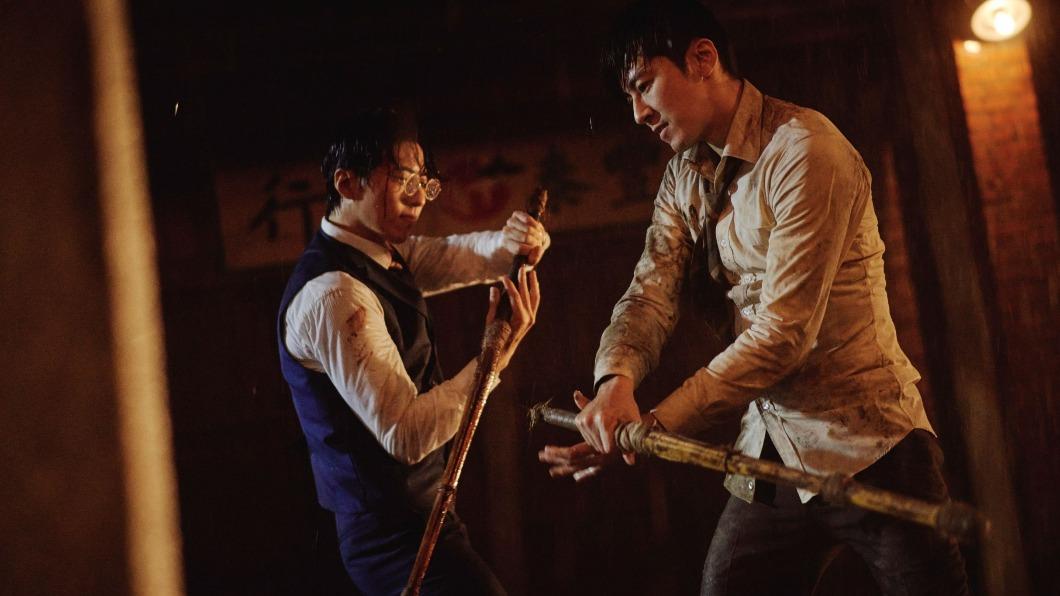 李國毅(右)、傅孟柏雨中對打。(圖/民視提供)