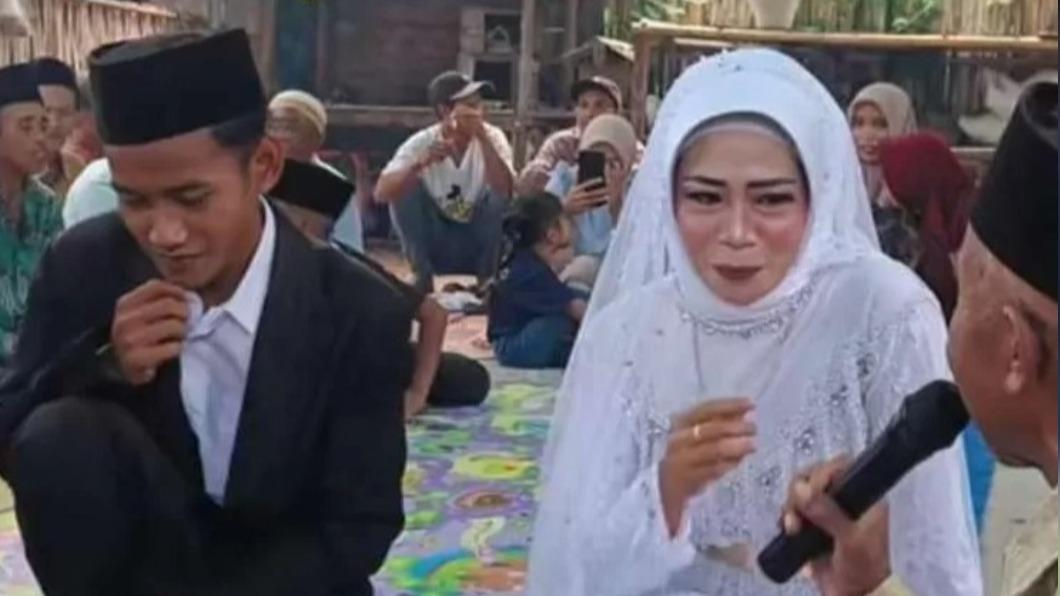 這名印尼少年與自己好友的媽媽結婚。(圖/翻攝自TikTok@zeenlamcova)