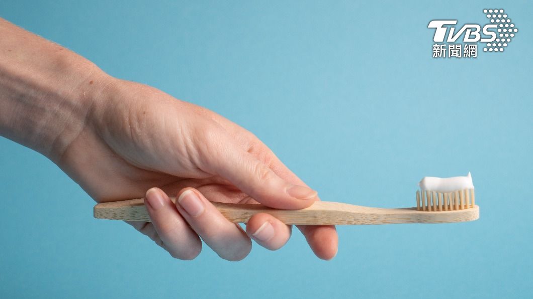 男子在自己的陰莖裡塞入牙刷。（示意圖／達志影像shutterstock）