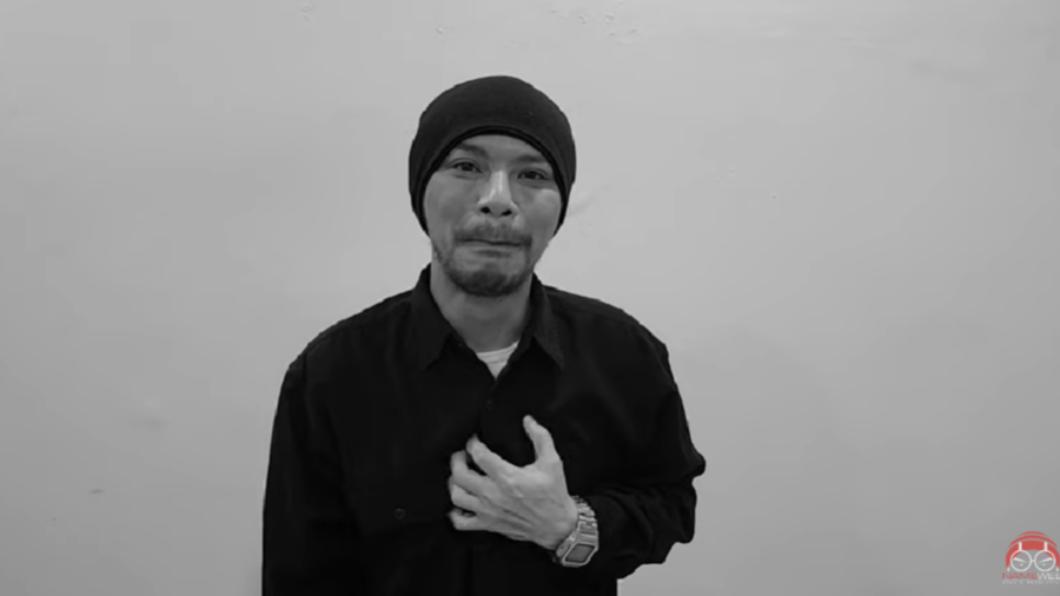 黃明志痛哭並抓著胸口,被網友狂虧演很大。(圖/翻攝自黃明志YouTube)