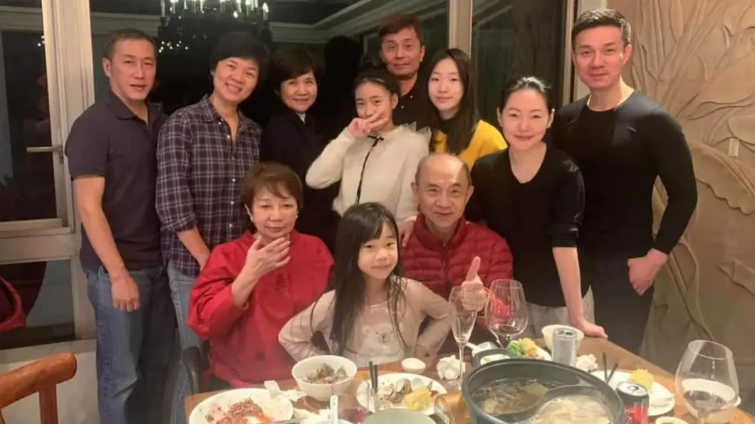 小S公公許慶祥(下中)昨(1)日因心肌梗塞猝逝。(圖/翻攝自小S臉書)