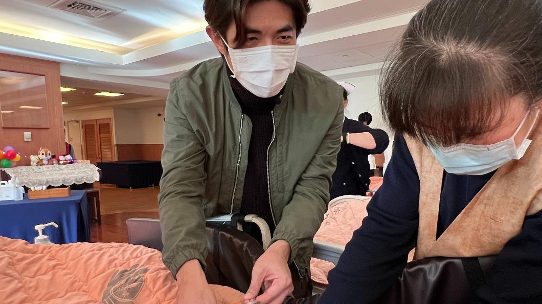 梁正群為病人精油按摩，感到獲益良多。（圖／大愛提供）