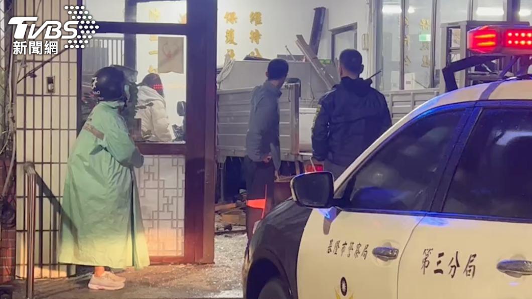 簡姓竊嫌駕駛贓車撞進分駐所內，造成警員蘇昱鴻傷重不治。（圖／TVBS）