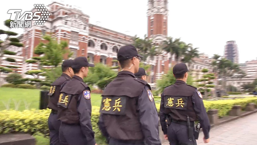 總統府憲兵日前執勤時,遭企圖闖入總統的民眾咬傷。(圖/TVBS)