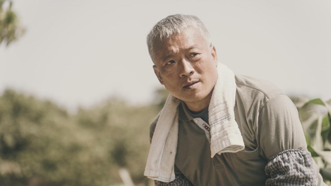 謝銘祐飾演主角張耀仁父親,欠債導致家庭陷入困境。(圖/公視台語台提供)
