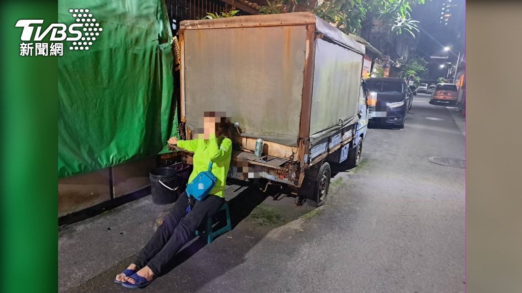 王姓婦人以肉身阻擋,阻止警方拖走亡夫遺留的貨車。(圖/TVBS)