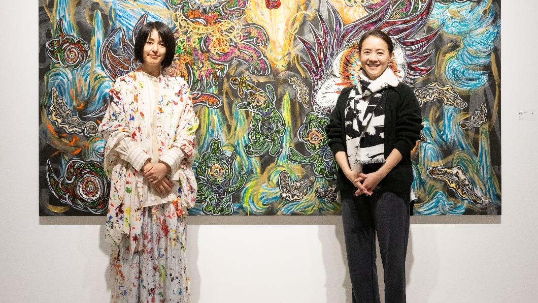 曾寶儀(右)大讚小松美羽在作品灌注許多能量。(圖/株式会社風土提供)