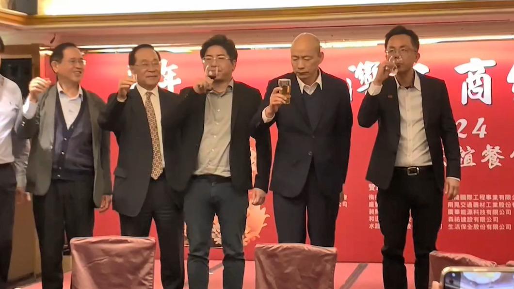 韓國瑜發現手中的飲料並非茶後秒變臉。(圖/TVBS)