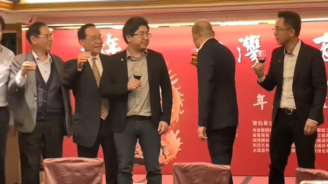 韓國瑜發現自己喝到威士忌加熱茶,突然轉身吐掉。(圖/TVBS資料畫面)