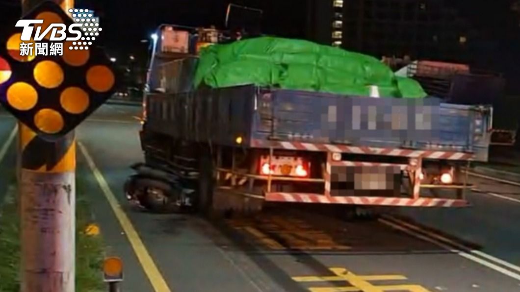 台東驚悚車禍 騎士打滑「機車卡進貨車底」命危搶救中