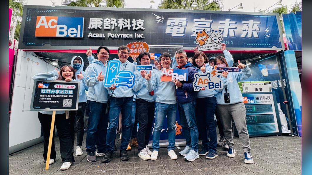 康舒科技2024年校園徵才活動今(2)日起跑,執行副總呂宜興與人資長陳季杏帶領團隊到現場徵才。(圖/業者提供)