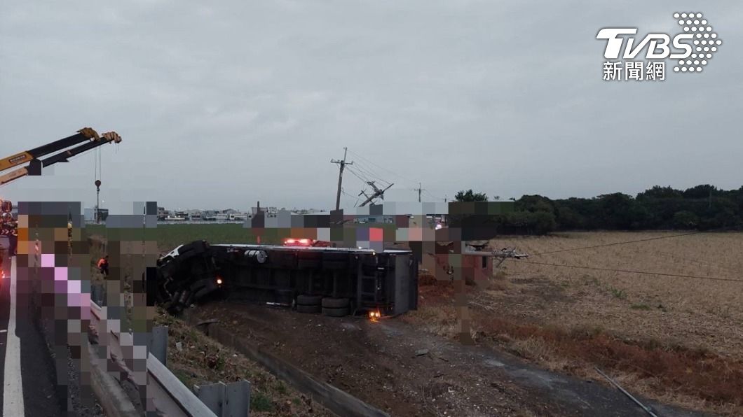 國1北上事故!聯結車衝出邊坡側翻 2人重傷搶救