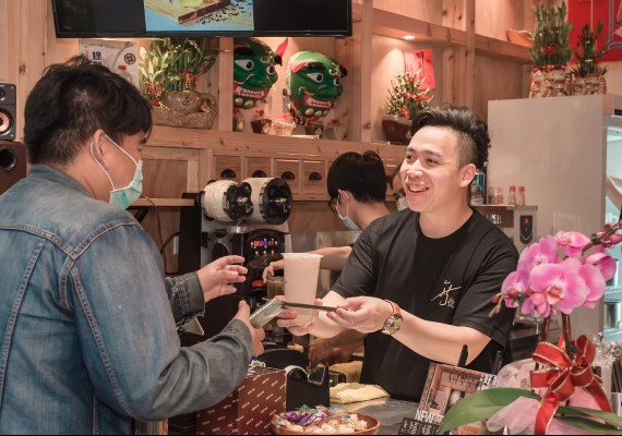 搞笑藝人無尊開的「無飲」,秉持著傳承台灣好茶的精神與茶商、茶農合作,是少數沒有使用茶桶的飲料店。(圖/翻攝自無飲臉書)