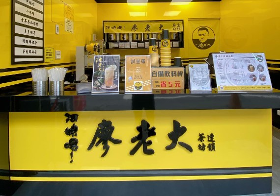 「阿娘喂!廖老大」是以台灣風味為主的茶坊連鎖店,讓顧客感受到濃濃的鄉土味,網友對他們家的飲品褒貶不一。(圖/翻攝自阿娘喂! 廖老大臉書)
