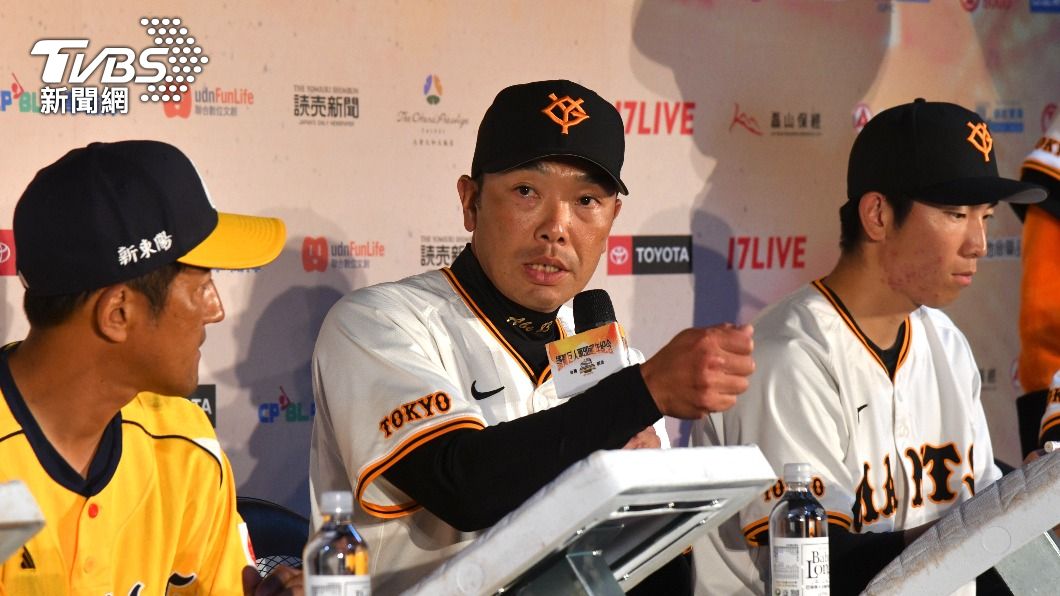 巨人教頭阿部慎之助(圖中)戲稱,子弟兵疑在看啦啦隊守備恍神。(圖/胡瑞麒攝)