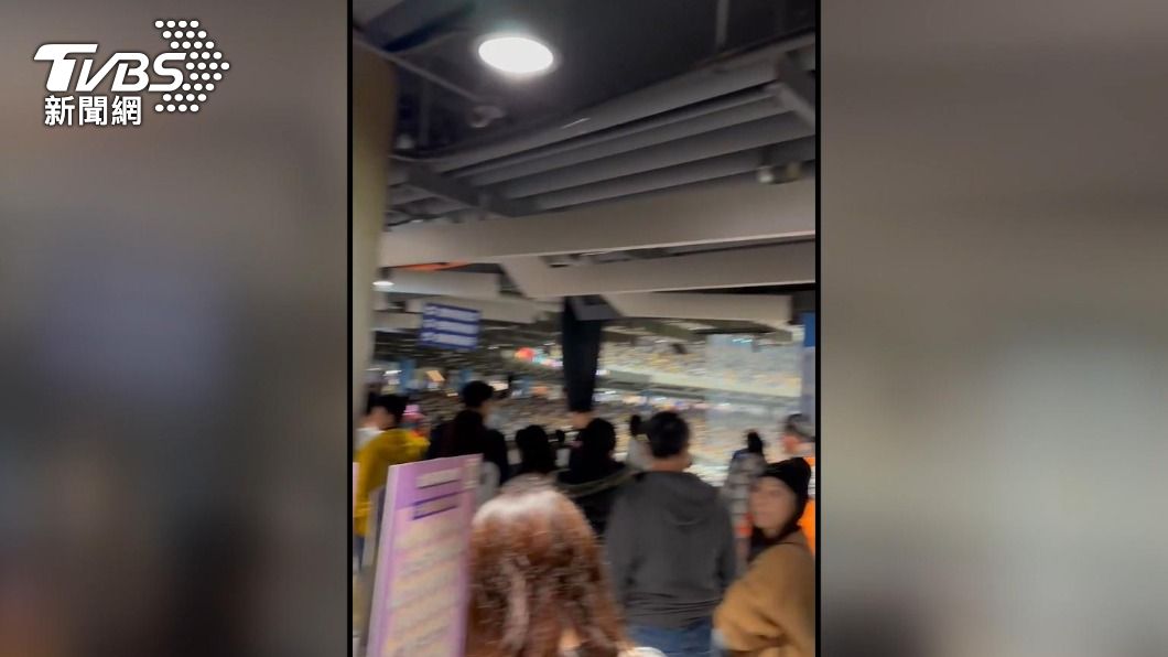 大巨蛋漏水,民眾只好撐傘。(圖/翻攝何孟樺臉書)