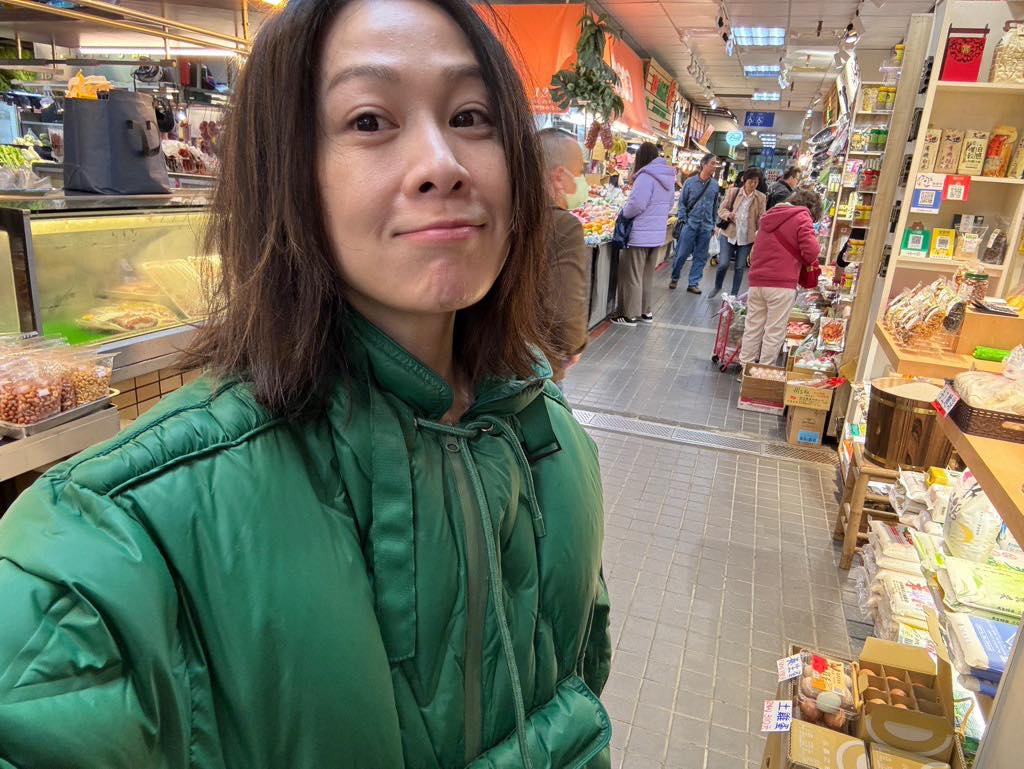 劉若英現身菜市場,素顏照被大讚。(圖/翻攝自劉若英臉書)