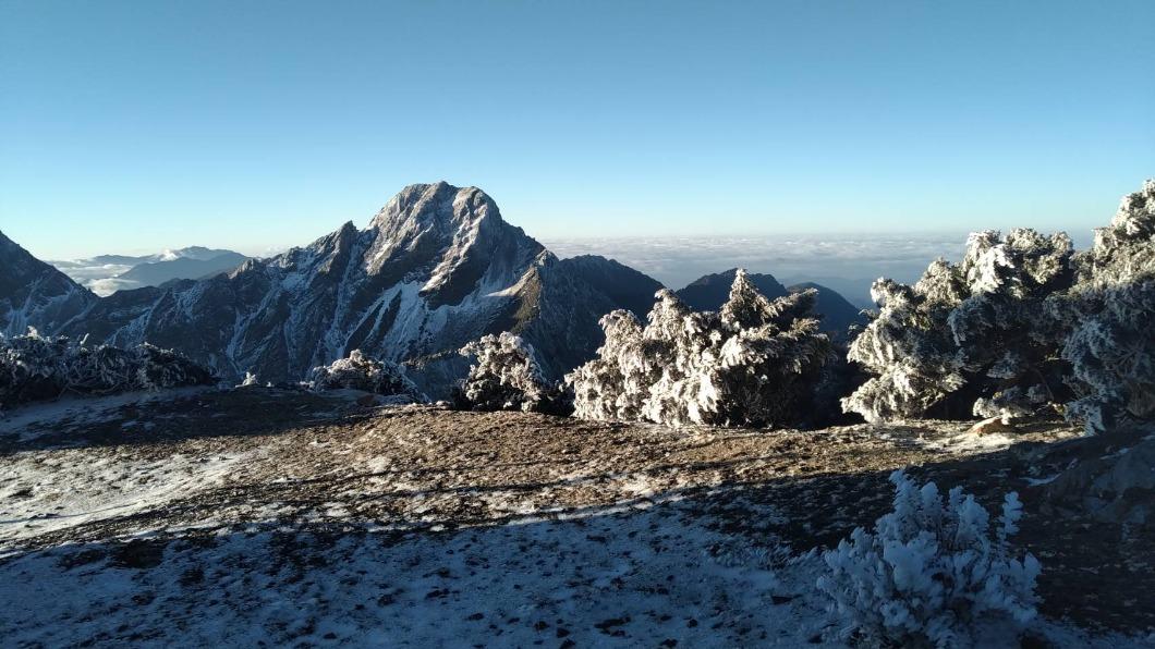 玉山山頭被雪覆蓋。(圖/中央氣象署提供)