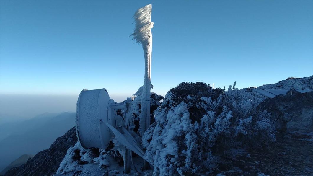 設備也被白雪覆蓋。(圖/中央氣象署提供)