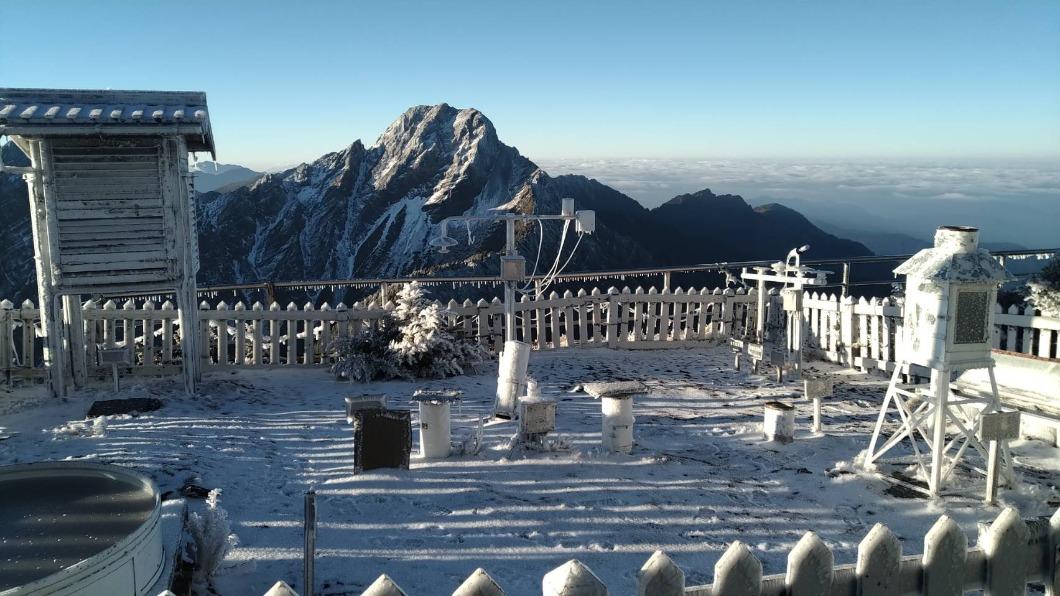 氣象署檢測儀器也被白雪覆蓋。(圖/中央氣象署提供)