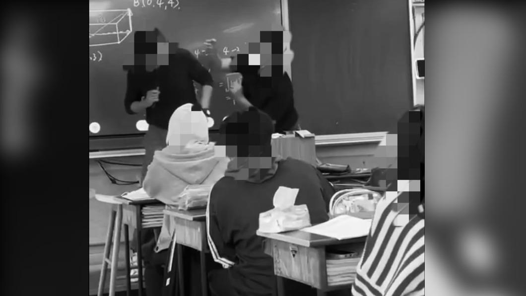 男同學衝上講台歐打師長,畫面全被同學拍下。(圖/翻攝自記者爆料網)