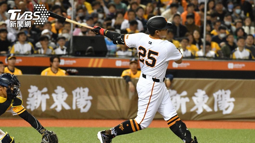 5局上,巨人重砲岡本和真揮棒。(圖/胡瑞麒攝)