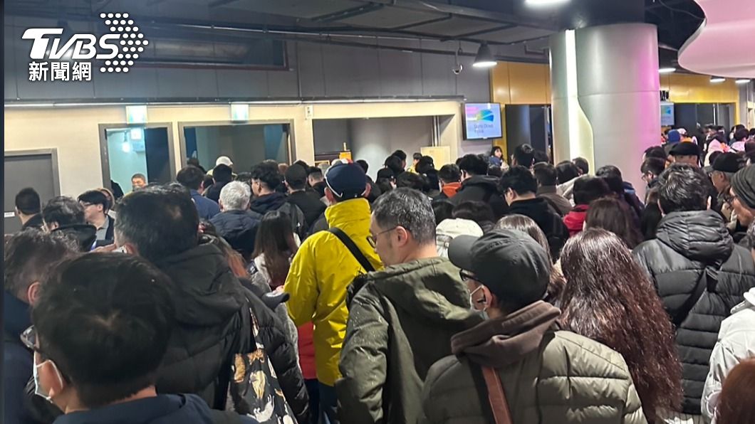 巨人軍大巨蛋交流賽挨轟進場塞爆 加開逃生門舒緩人潮