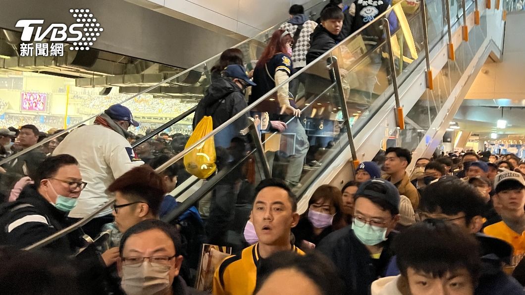大巨蛋讀賣巨人交流賽,人潮壅塞。(圖/胡瑞麒攝)