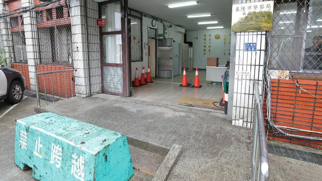 謝國樑提醒,正濱派出所也有類似地形,請警察局要設置阻絕設備。(圖/基隆市政府提供)
