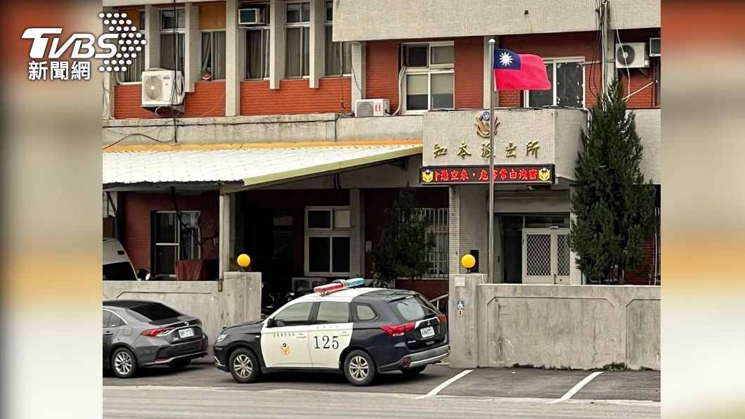 台東知本派出所大門口外停放警車。（圖／TVBS）