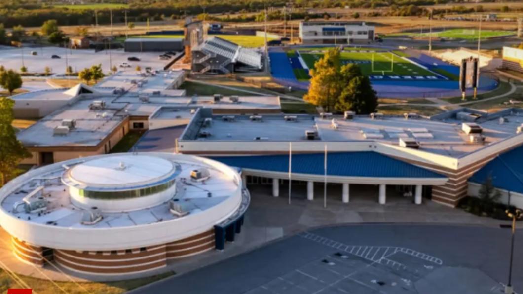 俄克拉荷馬州鹿溪高中(Deer Creek High School)。(圖/翻攝自《紐約郵報》)