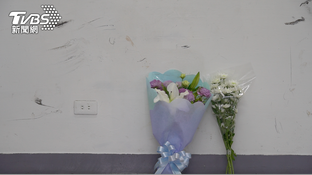 一路好走!基隆24歲警枉死值班台 民眾花束送分駐所盼安息