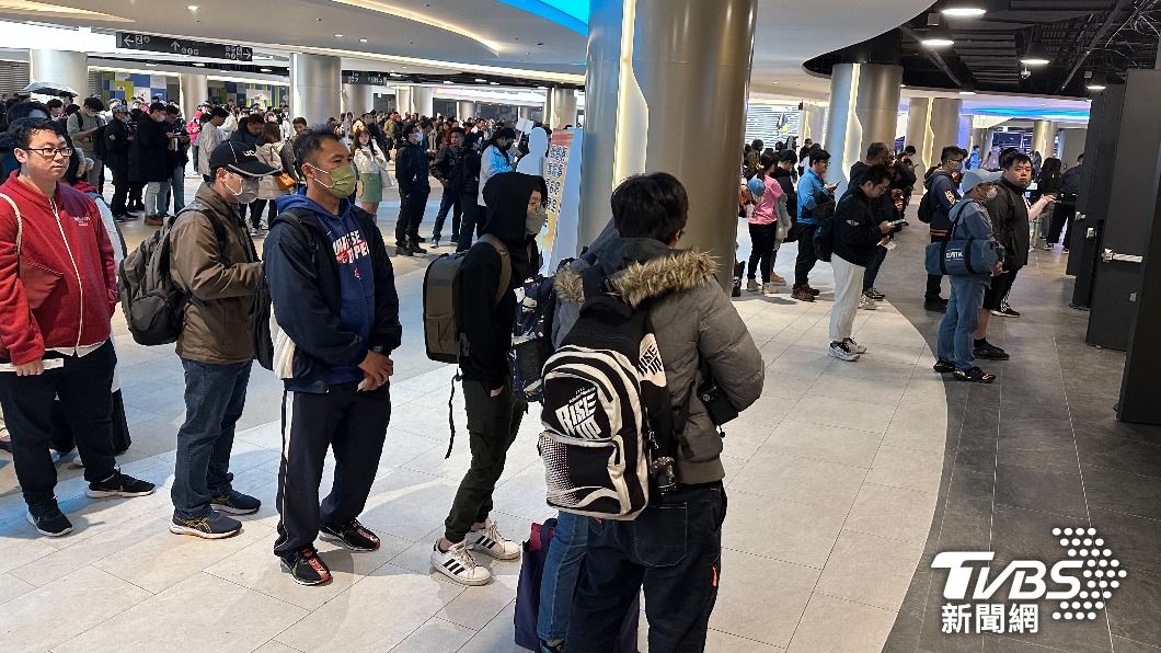 民眾進場執行分流,ˋ秩序較昨天改善。(圖/張良瑜攝)