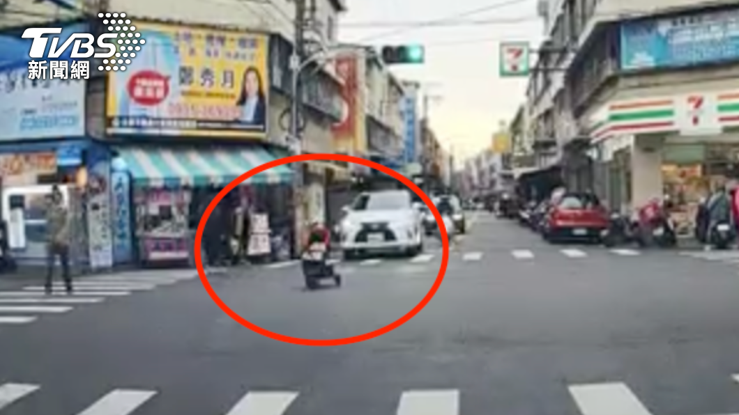 嬰兒車被獨自留在路口上。(圖/TVBS)
