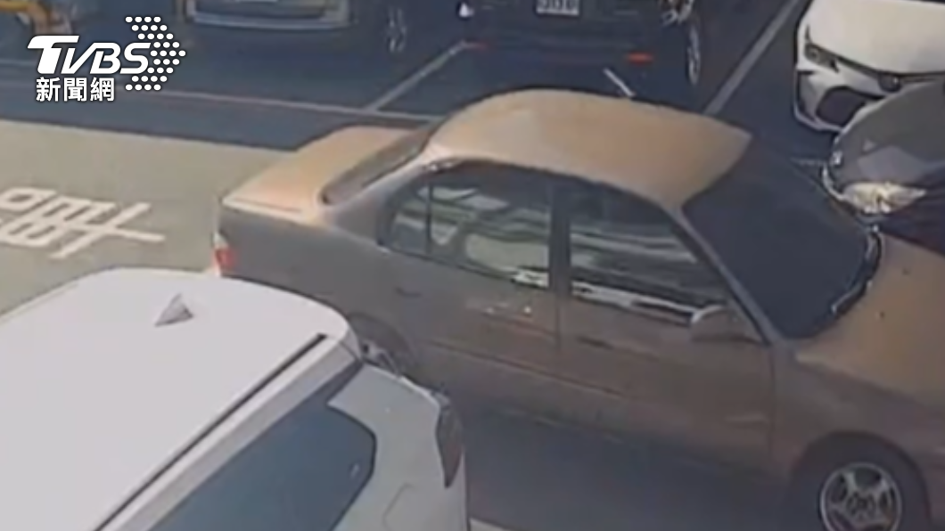 車門狠撞上對向車輛。(圖/TVBS)