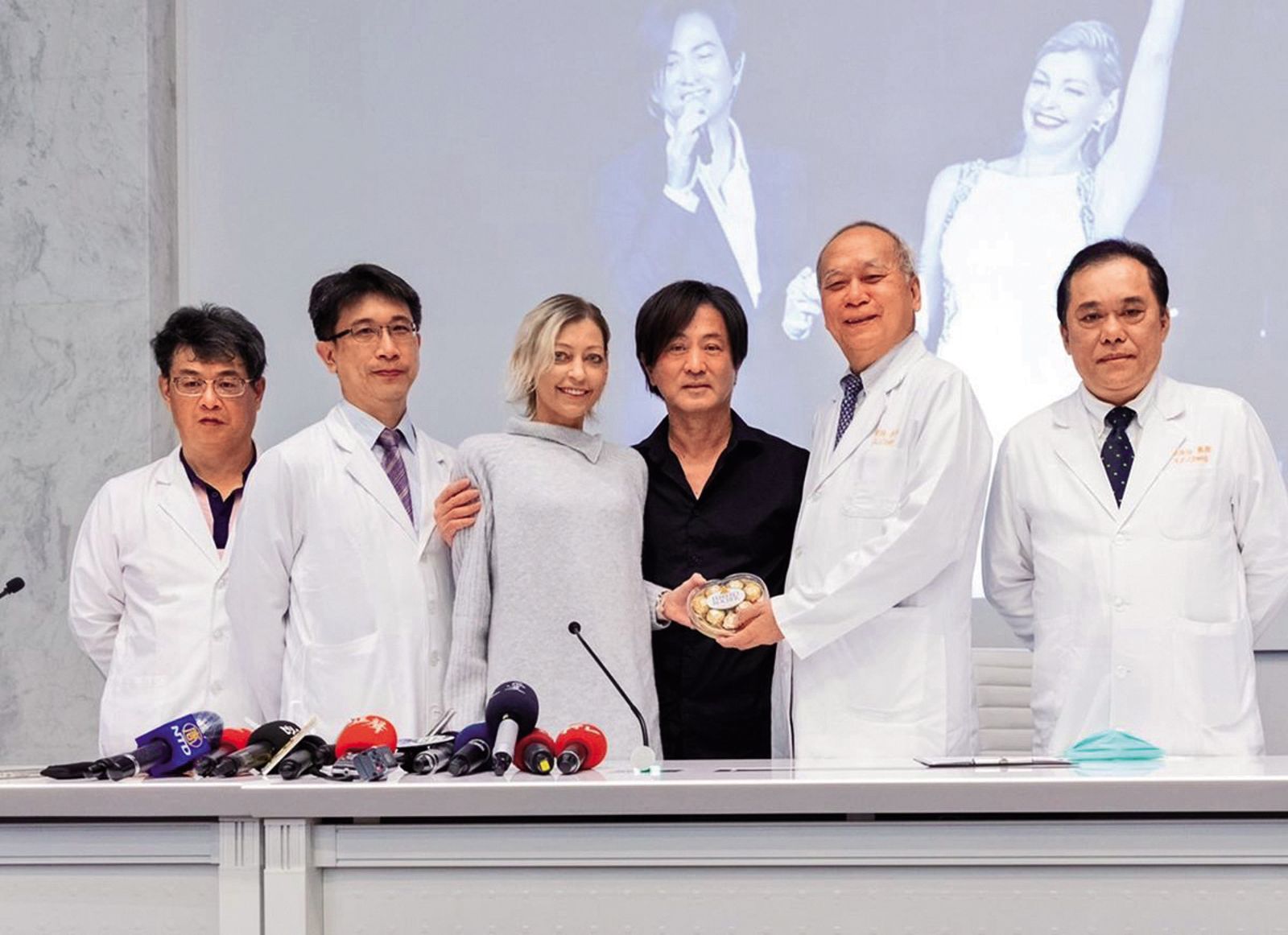 張洪量(左4)的妻子Kate(左3)在高雄長庚醫院接受換肝手術。(圖/高雄長庚提供)