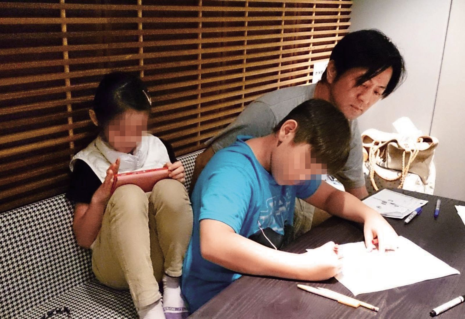 張洪量在妻子Kate離世後,獨自照顧1子1女。(圖/高雄長庚提供)