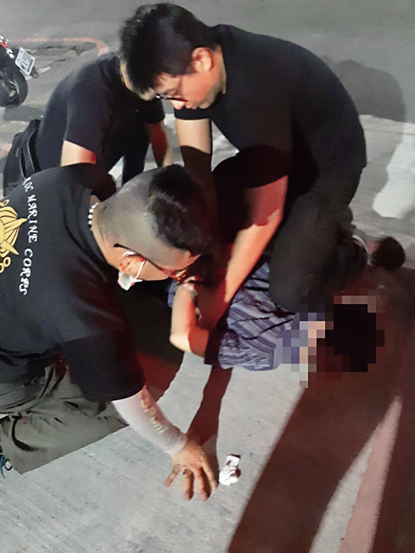 警方埋伏在羅姓男子住處外，趁他外出時，將他壓制逮捕。（圖／翻攝畫面）