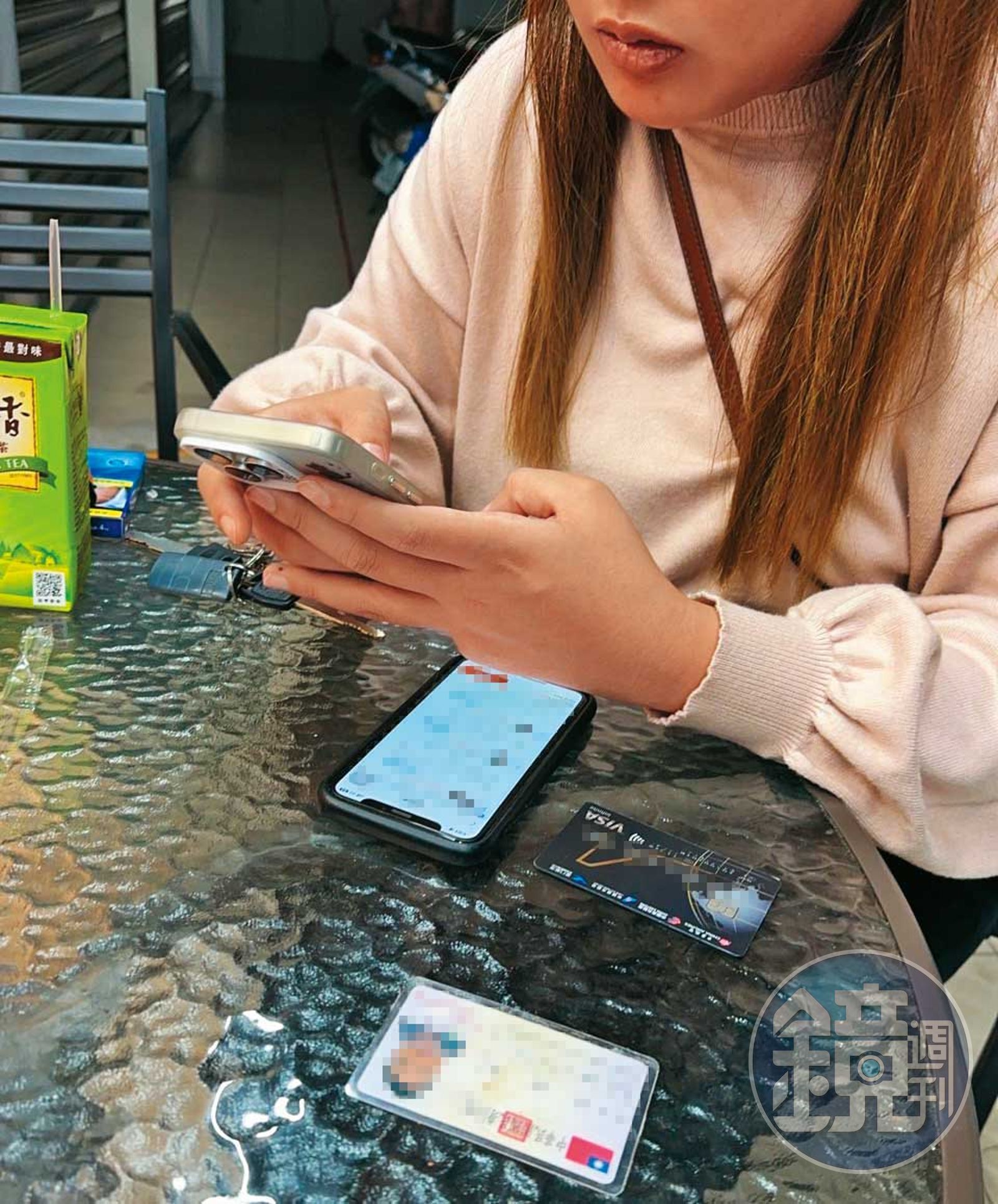 張女以母親住院為由，要保羅到通訊行「刷卡換現金」。（圖／讀者提供）