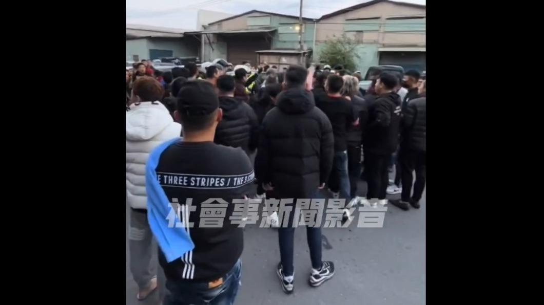 蘆洲宮廟遶境陣頭爆口角 警排解紛爭意外逮通緝犯