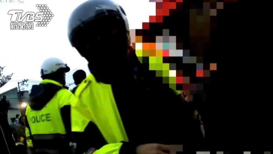 警方盤查雙方陣頭負責人時，意外逮獲柯姓通緝犯。（圖／TVBS）
