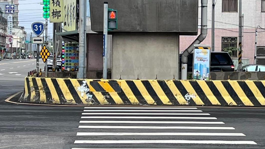 行人地獄斑馬線!中壢路口「水泥護欄封死」 無路可走設計瘋傳