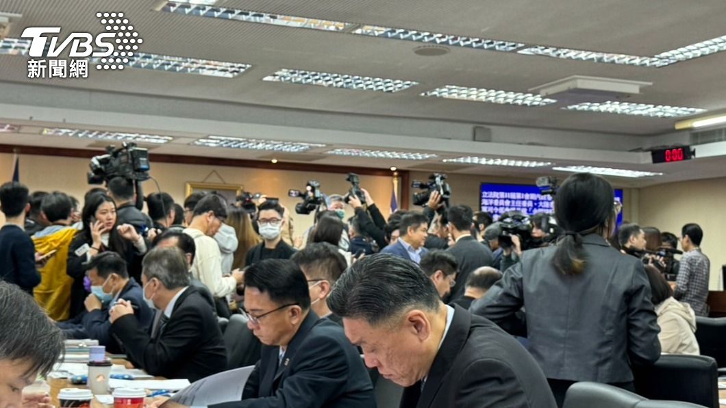 內政委員會剛開始！藍綠擠一團吵20分鐘　召委狂吼安靜