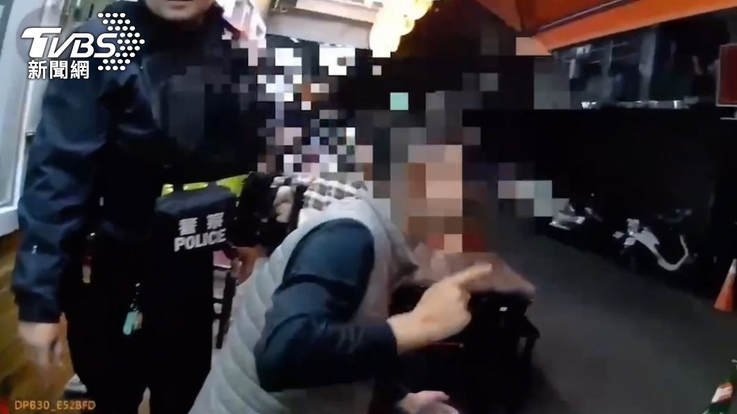 李姓男子帶鎮暴槍吃火鍋，警方到場盤查。（圖／TVBS）