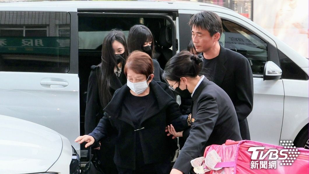 小S的婆婆與3個女兒到場致意。(圖/趙世平攝)