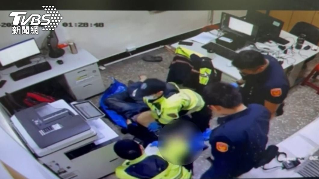 警消人員為盧男急救。（圖／TVBS）