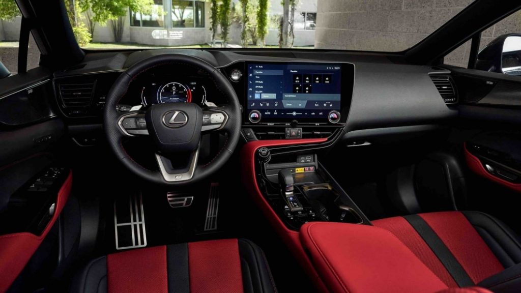 日規NX 350h與NX 250標配14吋觸控螢幕。(圖/Lexus提供)