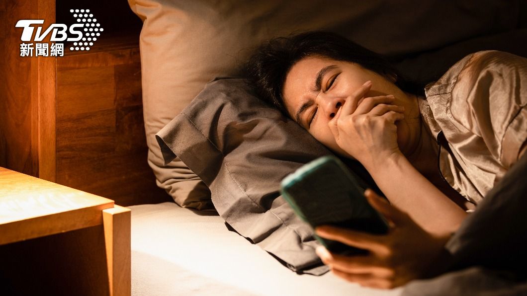 累卻捨不得睡!患1症狀「報復性熬夜」 專家揪逼自己晚睡3元兇