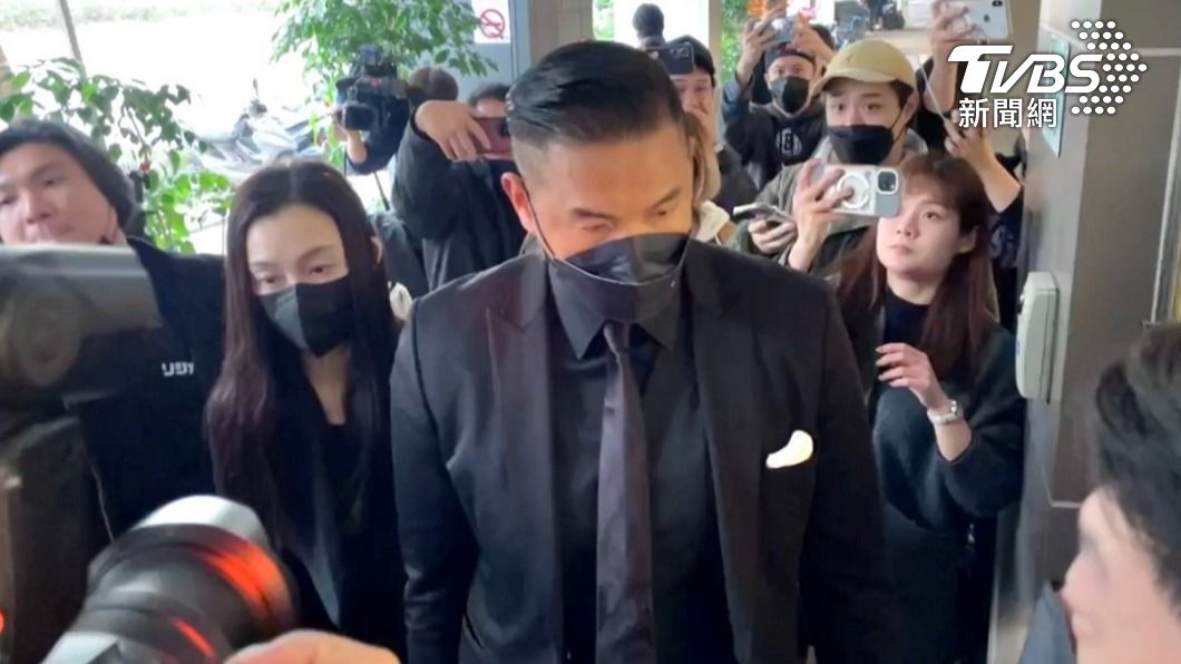 范瑋琪遭爆負面風波!無預警現身鏡頭前 靈堂緊牽黑人